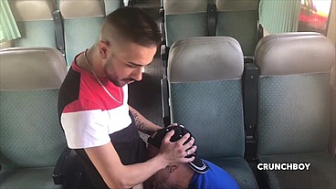 IL DONEN SA BITE A SUCER DANS LE TRAIN