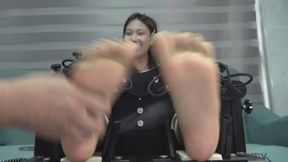 Huan Huan's pillory foot tickling in stockings