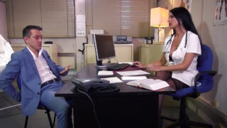 스트레이시 스톤과 타라 화이트는 격렬한 항문 성교 후 티토프의 성기를 꿀꺽 삼켰다