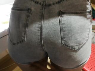 Le pago 50 euros a mi vecina jovencita para que se deje tocar la teta y me chupe la polla a solas