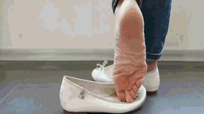 Smelling feet in ballet flats WMV(1280x720)FHD