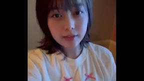 カラオケのマイクを握るとおちんちんを触ってるような感じしてオナニーしたくなる地味な女性大生のオナニー。