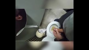 Batendo uma no banheiro