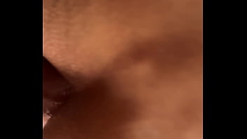 Me la mete por mi ano y se viene dentro.