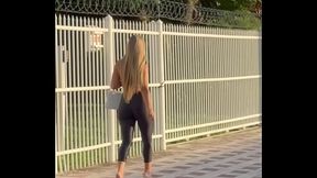 LOIRA MOSTRA SUAS CURVAS NA RUA