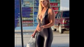 LOIRA MOSTRA SUAS CURVAS NA RUA