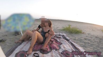 On the public beach I show my pussy to a man and he fingers me until I squirt - MissCreamy