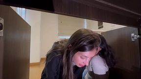 No me hab&iacute_a dado cuenta que mi criada estaba tan buena, se agacho para limpiar el estudio.