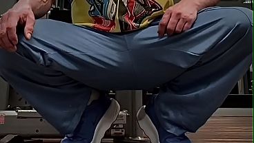 Del gym a grabar un video gay como puta marica en castidad pic&aacute_ndose el culo apretado de macho heterosexual