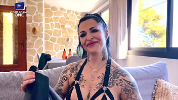 Cette milf de 45 ans est tatou&eacute_e de partout et elle se fait baiser par un voisin coquin !