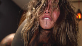 Grov anal bultande och djup avsugning för bystig tatuerad latinamerikansk MILF med enorm röv