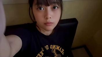 覚えたてのオナニーを、一人カラオケの個室オナニーする女子大生。