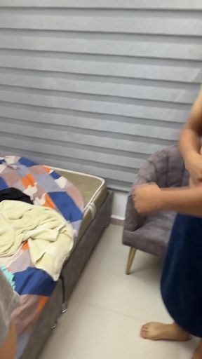 Contrato a Una Latina Culona Par Que Me Ayude Con El Aseo En La Casa, Me Encanta Su Rico Y Apretado Culo Asi Que Decido Follarla