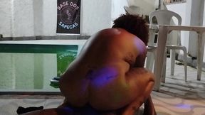 puta engole pau gigante e ainda passa a lingua no saco na festa de swing da base dos sapecas