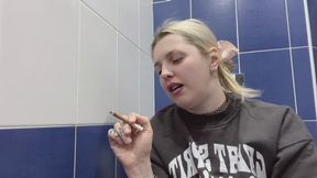 FARTING N SMOKIN IN THE TOILET