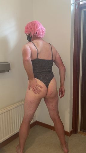 The whore in pink hair masturbates and cumming and wetting herself
