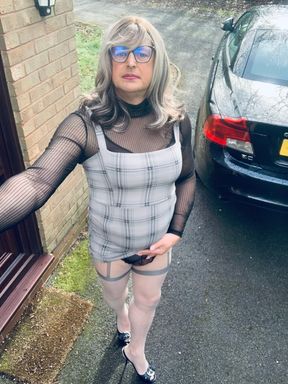 amateur crossdresser Kelly cd masturbating in silver pantyhose and heels