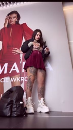 Tik-Tok model riskily fucks her pussy at the mall making her squirt