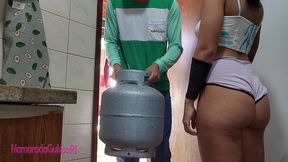 esposa gostosa pagando o entregador de gas com sexo