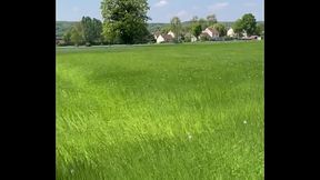Les fesses &agrave_ l air dans les champs Et bien plus encore