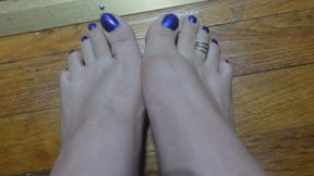 Toe Wiggling with Toe Ring and Purple Toenails WMV 720 Silent Clip