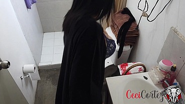 CCag Espío a mi hermanastra tetona bañándose con cámara escondida