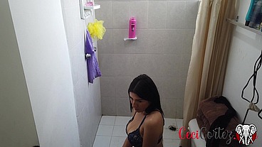 Espío a mi hermanastra tetona bañándose con cámara escondida