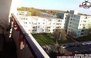 Deutsche Fitness-Blondine fickt mit ihrem Freund auf dem Balkon