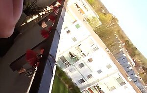 Deutsche Fitness-Blondine fickt mit ihrem Freund auf dem Balkon