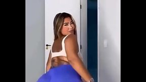 Novinha rebolando de shortinho curto