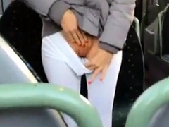 Menina mostrando os peitos e a xota no onibus