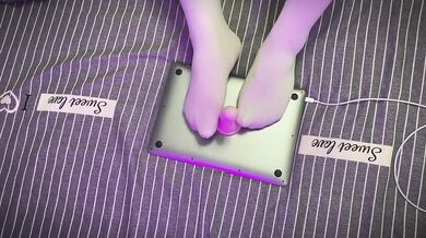 XZZ02:主人，想要白丝女仆来为你的大鸡吧服务吗？