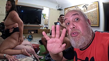 Estudio de tatuagem acaba virando orgia com todos transando