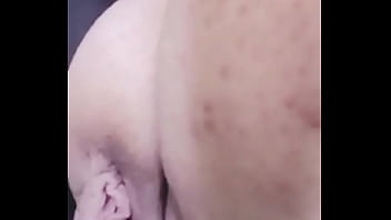 Regarde moi en train d&#039_enfoncer ce concombre dans ma chatte , &eacute_coute moi ...