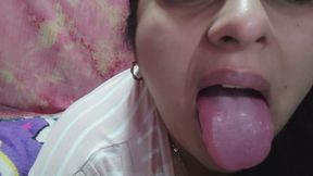 Lengua traviesa y saliva brillante. Fetiche oral close-up.