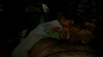 Oral escondido enquanto o corno est&aacute_ distra&iacute_do