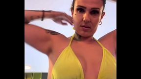 Quase fui expulsa academia de frente a praia Copacabana! Por est&aacute_ treinando de biqu&iacute_ni fio dental transparente e todo molhado na buceta rosinha!