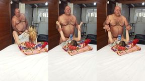 novinha falando no celular com o namorado e transando com o coroa
