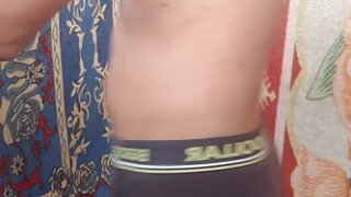 Una giovane indiana amatoriale e magra fa un pompino peloso e si masturba prima di farsi scopare il culo da sola