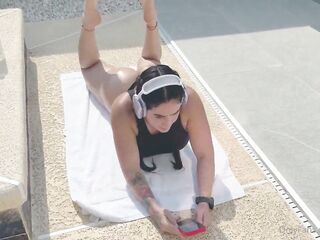 Yiny leon large butt oiled up