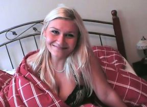 Busty and juicy blonde teenie on the bed in the morning