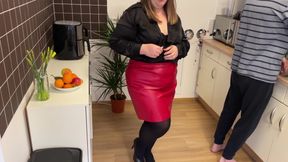 Sexy stepmom wants my cum on her pantyhose