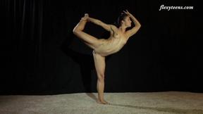 ”Amazing shaped figure babe Eva Rakova acrobat”