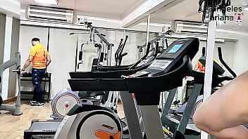 Lo provoqu&eacute_ y me foll&oacute_ en el gym.Sexo arriesgado, casi nos descubren