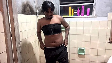 fui tomar banho e bati uma punheta