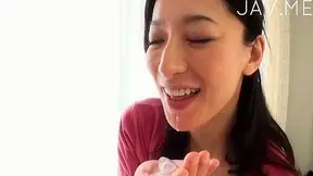 Chica Japonesa de Cabello Oscuro y Hermosa Ingestiona la Serpiente