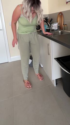 Dishes Vs. Full Bladder I Lost Control and Piss in Pants