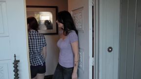 Hungry MILF puts all her fingers in her lesbian friend