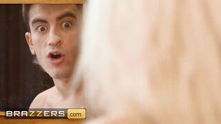 (Blondie Fesser, Sara Retali) Fool Around Inside The Sauna Bring A Penis Inside To Complete Their Fuckfest - Brazzers