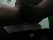 gozando no banheiro público